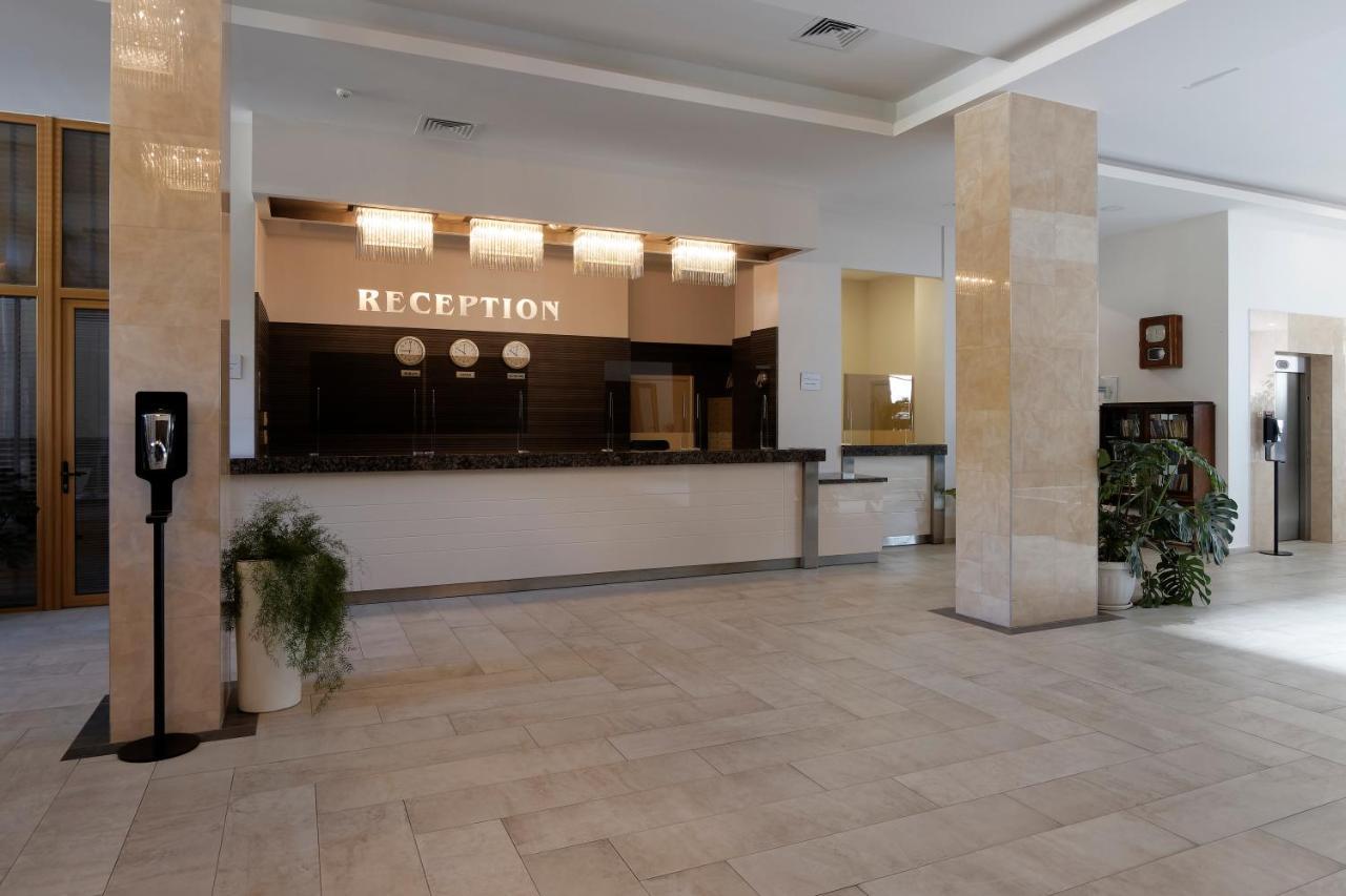 Hotel Slavey Golden Sands Exterior photo